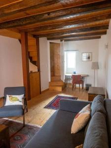 sala de estar con sofá y mesa en Traditional house in the heart of La Roche-Bernard, en La Roche-Bernard