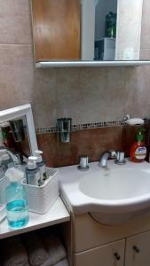 y baño con lavabo y espejo. en Dto 46 en La Plata