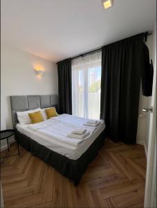Una cama o camas en una habitación de Apartament w Baltic Cliff