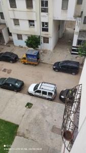 an aerial view of cars parked in a parking lot at شقة من غرفتين نوم وصالة in Tangier