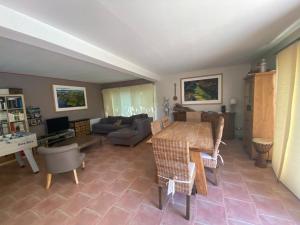 uma sala de estar com uma mesa e um sofá em Agréable villa avec jardin et piscine em Allauch