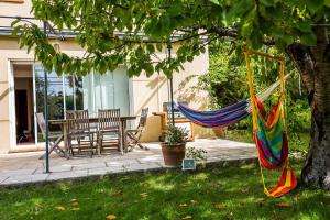 阿洛的住宿－Agréable villa avec jardin et piscine，吊床挂在院子里的树上