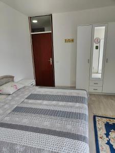 Postel nebo postele na pokoji v ubytování Igalo 12