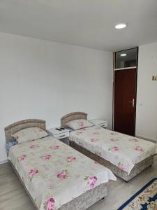 Postel nebo postele na pokoji v ubytování Igalo 12