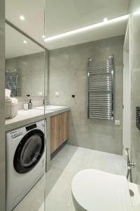 La salle de bains est pourvue d'un lave-linge et d'un lavabo. dans l'établissement Electra Urban Apartment Athens, à Athènes