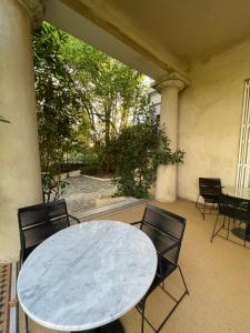 een blauwe tafel en stoelen op een patio met een tafel en een stoeltje bij Casa Villa Julia in Tigre