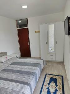Postel nebo postele na pokoji v ubytování Igalo 12