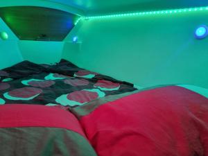 una cama con un edredón colorido en una habitación en VOILIER AU SOLEIL LEVANT, en Le Havre