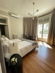 Un dormitorio con una cama y una mesa con flores. en Casa Villa Julia en Tigre
