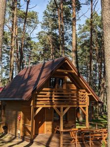 een houten huisje midden in een bos bij Lucky house Borsk in Borsk