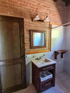 een badkamer met een wastafel en een spiegel bij Cabaña Flor de Lis in San Javier