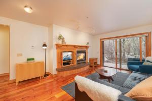 Posezení v ubytování Targhee Rentals 122 in Driggs Idaho near Grand Targhee Ski Resort King Size Bed