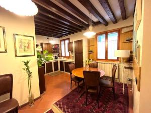- une cuisine et une salle à manger avec une table et des chaises dans l'établissement Rifugio alle Vele, à Venise