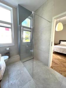 bagno con doccia e porta in vetro di HORAMI Villa - NAMDO Apartment mit Terrasse a Malchow