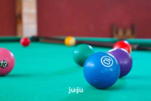 Biliár nebo kulečník v ubytování Recanto Pousada JU&JU com piscina COMPARTILHADA