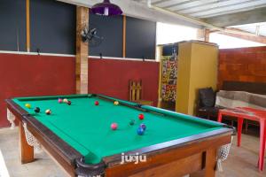 Biliár nebo kulečník v ubytování Recanto Pousada JU&JU com piscina COMPARTILHADA