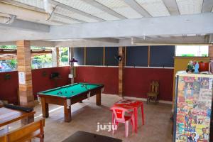 a billiard room with a pool table at Recanto Pousada JU&JU com piscina COMPARTILHADA in Pontal do Paraná