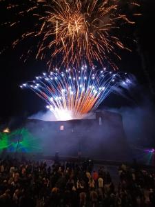 una folla di persone che guardano uno spettacolo pirotecnico di OH CHE BEL CASTELLO a Ortona