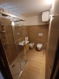 un bagno con doccia, WC e lavandino di OH CHE BEL CASTELLO a Ortona