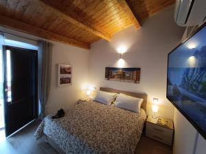 una camera con un letto con due luci accese di OH CHE BEL CASTELLO a Ortona