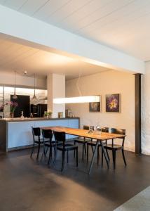 a dining room with a wooden table and chairs at Altstadthaus - neu renoviert, barrierefrei in Murten