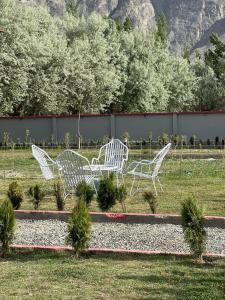 Ein Garten an der Unterkunft Royal Resort Skardu