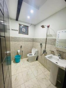 La salle de bains est pourvue de toilettes et d'un lavabo. dans l'établissement Royal Resort Skardu, à Skardu