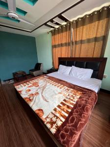 Ein Bett oder Betten in einem Zimmer der Unterkunft Royal Resort Skardu