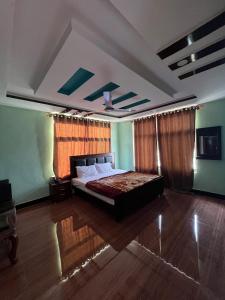 Ein Bett oder Betten in einem Zimmer der Unterkunft Royal Resort Skardu