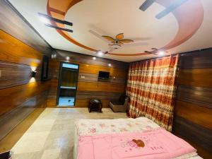 Ein Bett oder Betten in einem Zimmer der Unterkunft Royal Resort Skardu