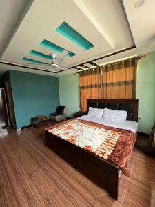 Ein Bett oder Betten in einem Zimmer der Unterkunft Royal Resort Skardu
