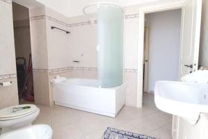 La Torretta Nettuno في نيتّونو: حمام مع حوض ومرحاض ومغسلة