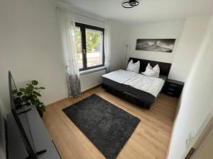 Schlafzimmer mit einem Bett und einem Fenster in der Unterkunft Schönes Reihenhaus mit Garten in Magdeburg