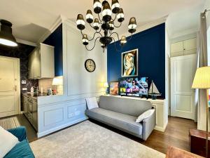salon z kanapą i zegarem na ścianie w obiekcie DECOR metro WiFi 300 Mbs 65TV Netflix HBO w Warszawie