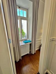a room with a window with curtains and a wooden floor at DECOR metro WiFi 300 Mbs 65TV Netflix HBO in Warsaw
