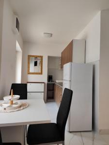 una cucina con tavolo e frigorifero bianco di Studio Apartment Klarić a Drivenik