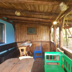 een eetkamer met een tafel en stoelen bij Casa La Casiru in Straja