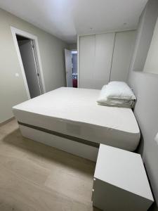 Ein Bett oder Betten in einem Zimmer der Unterkunft Apartamento Recién Reformado en Somo junto iglesia