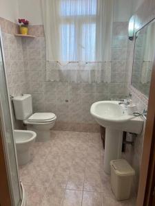een badkamer met een toilet en een wastafel bij Augusta Apartment - SR in Augusta