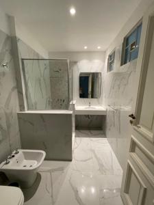 a white bathroom with a sink and a mirror at Casa Villa Julia in Tigre