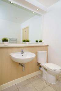 a bathroom with a sink and a toilet at Cosy Studio near Stratford, O2 and Canary Wharf in London