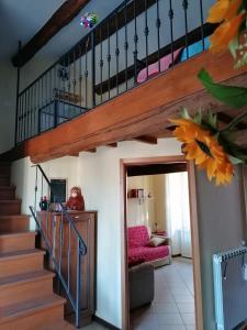 eine Treppe in einem Haus mit Treppenaufgang in der Unterkunft La Girandola in Soriano nel Cimino
