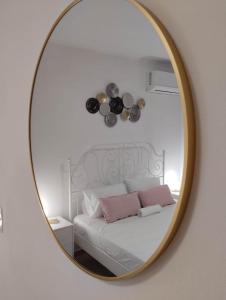 - un miroir avec un lit dans la chambre dans l'établissement Emmanuela House with garden & sea view - Triopetra, à Triopetra