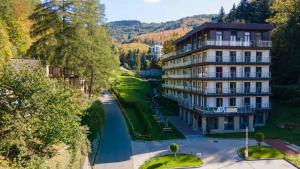 widok z powietrza na budynek obok rzeki w obiekcie Kurort Kozubnik Apartament 33 Wellness &SPA w mieście Porąbka