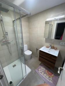 bagno con doccia, lavandino e servizi igienici di Apartamento Recién Reformado en Somo junto iglesia a Somo