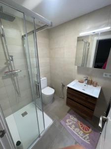ein Badezimmer mit Dusche, Waschbecken und Toilette in der Unterkunft Apartamento Recién Reformado en Somo junto iglesia in Somo