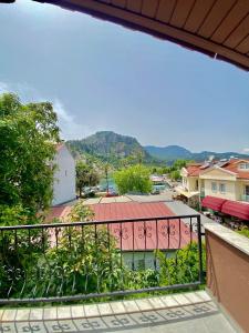 einen Balkon mit Stadtblick in der Unterkunft La Sorella Butik Hotel in Ortaca