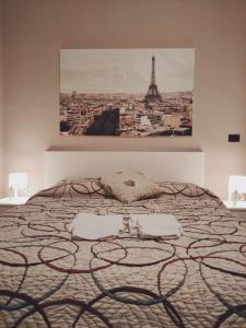 um quarto com uma cama com uma fotografia da Torre Eiffel em I capricci dell'Etna 2 di Puglisi em Mascalucia