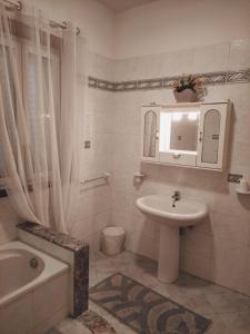 uma casa de banho com um lavatório, um WC e uma banheira em I capricci dell'Etna 2 di Puglisi em Mascalucia