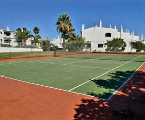 um campo de ténis com uma raquete de ténis em PORCHES BOUTIQUE APARTEMENT em Porches